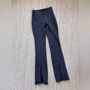 ALO Yoga Airbrush High-Waist Flutter Legging in Black (Size Small)